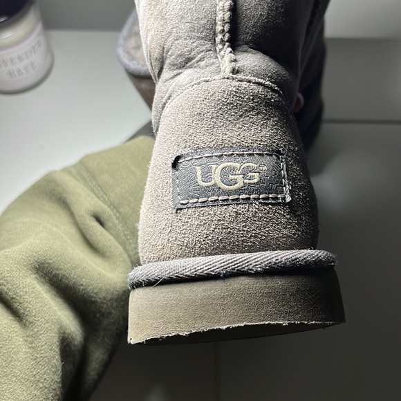 UGGS - Picture 2 of 6